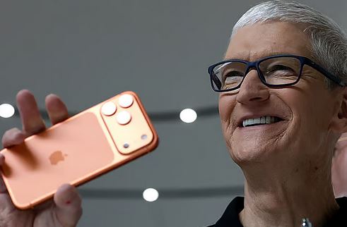 Apple CEO Tim Cook holds the new iPhone. Photo: AFP