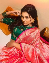 Earlier last year, Idhika was seen in the movie 'Khadaan' opposite Dev. That movie was also a hit. From the actress's Instagram