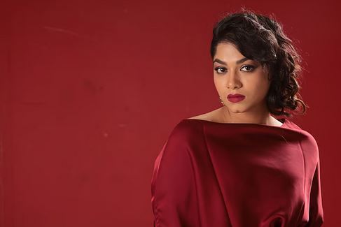 It's better if the lipstick is a bit matte. Model: Parsa Ivana. Photo: Kabir Hossain